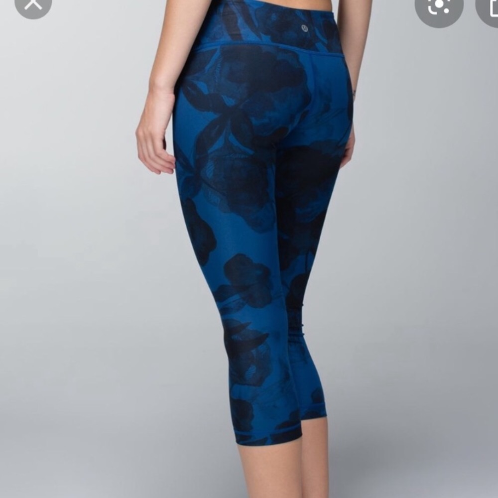 Lulu wunder blue&black floral cropped pant…